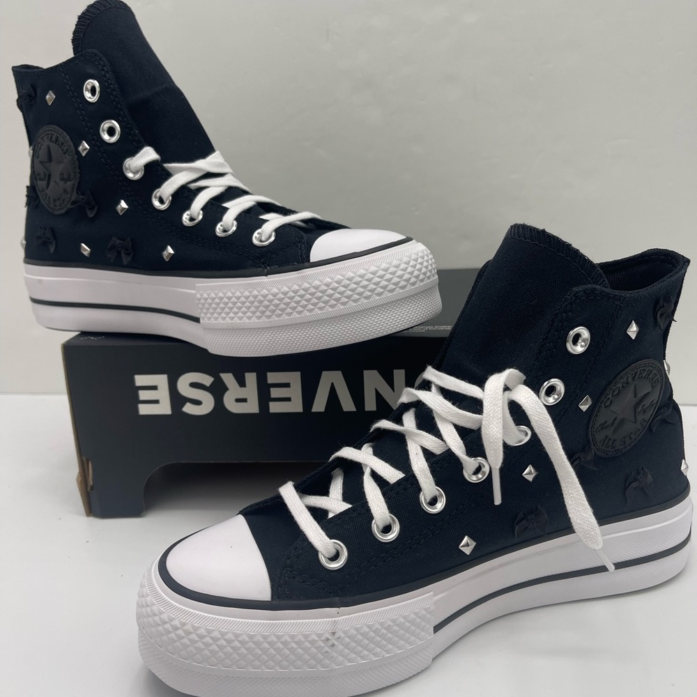 Converse WMNS Black High-Top
CTAS LIFT HI
BLACK/SILVER/WHITE Platform Sneakers - Picture 12 of 15